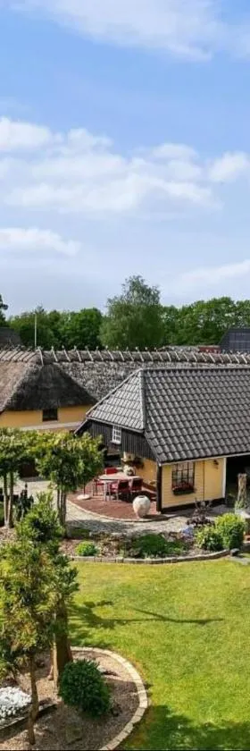 Charmerende stråtag strå hus (med Vildmarksbad), Hotel in Give