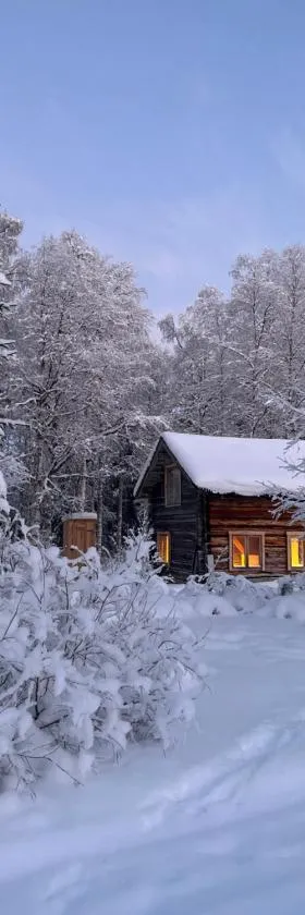 Gemütliche Blockhütte mit Außentoilette und Badezimmer im Haupthaus, Hotel in Jörn