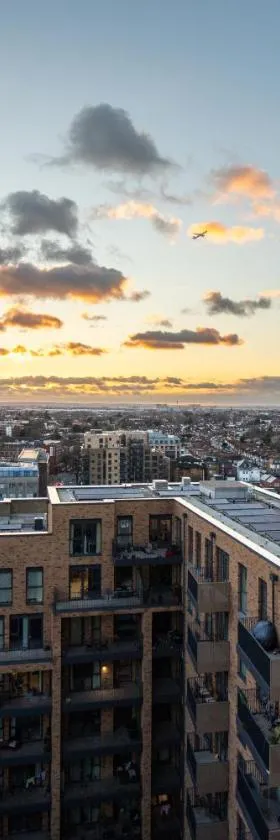 Sunset Retreat: Steps from Heathrow/Twickenham, Hotel in Hounslow