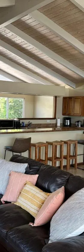 Ocean views, indoor and outdoor brilliance!, Hotel in Haleiwa