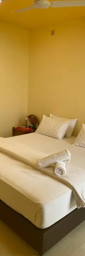 White Sand Inn, Hotel in Maamigili