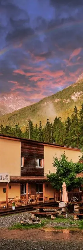 Reitstall und Saloon San Jon, Hotel in Scuol