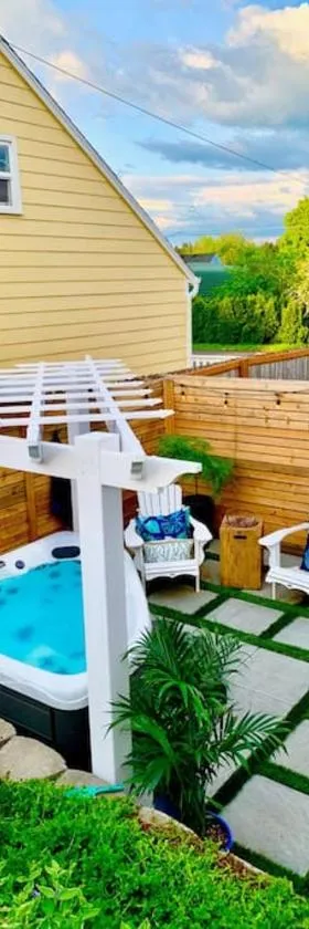 Private New Garden Apartment W Hot Tub, Hotel in Camas