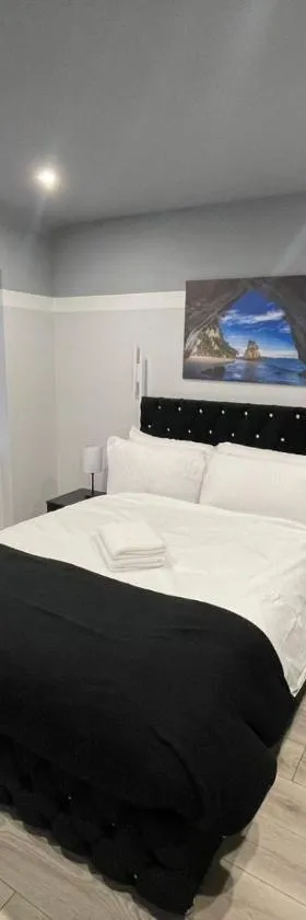 Letzi Premium Cozy Retreat Private En-Suite Rooms, Heathrow Airport, Hotel in Hayes