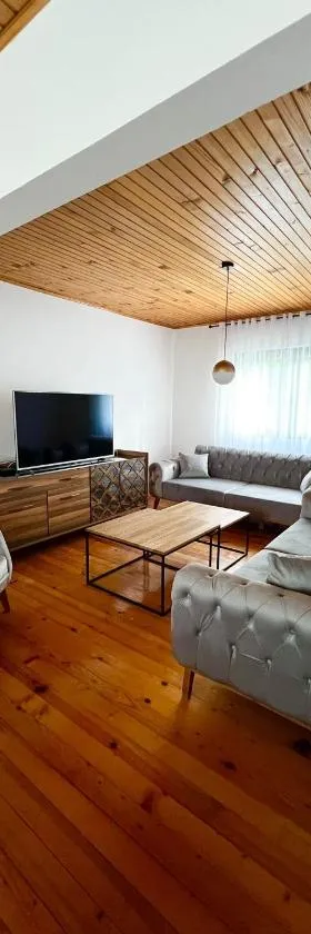 Domacinstvo Paprica Tjentiste, Hotel in Foča