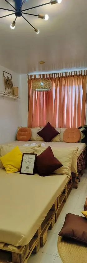 El Nissi Staycation, FAMILY & CONTEMPORARY CABIN, Adjacent Rooms, Enchanted Kingdom, Hotel in Santa Rosa