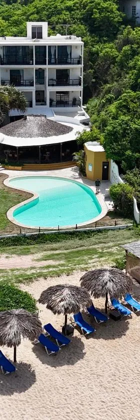 Manta Raya Hotel - right on the beach, Hotel in Cuatunalco