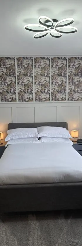 Double Room with Ensuite Bathroom, Hotel in Feltham