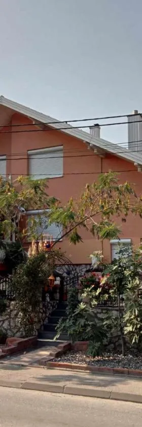 Stara Ruža, Hotel in Gračanica