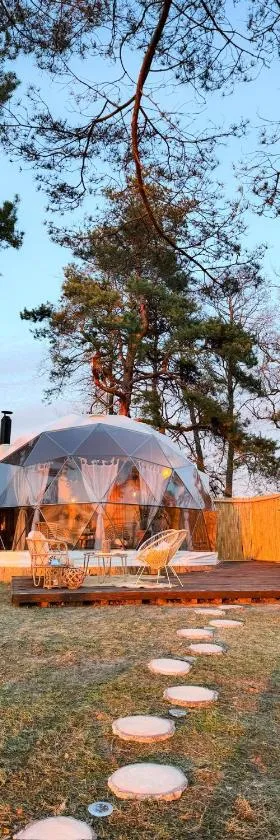 Dome by the sea, Hotel in Skulte