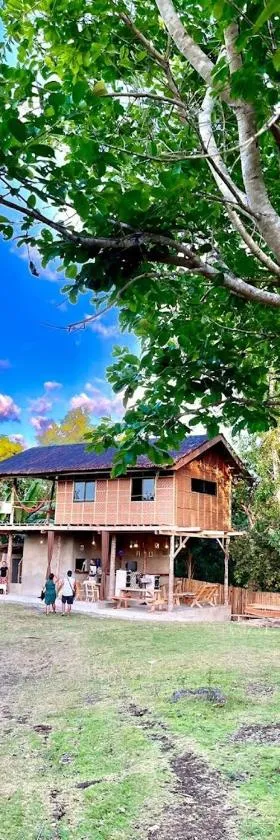 Firefly Treehouse Cafe and Bar, Hotel in Ytaya