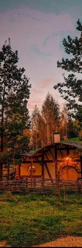 Hobbit house, Hotel in Tīnūži