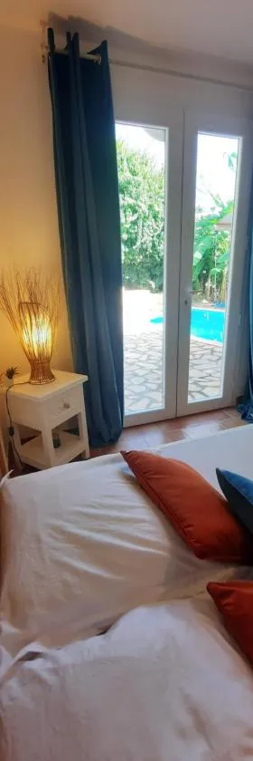Chambre indépendante donnant sur piscine, Hotel in Le Marin