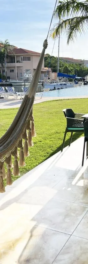 Ground Floor Paradise with Marina View and Pool Paddleboard Included, Hotel in Puerto Aventuras