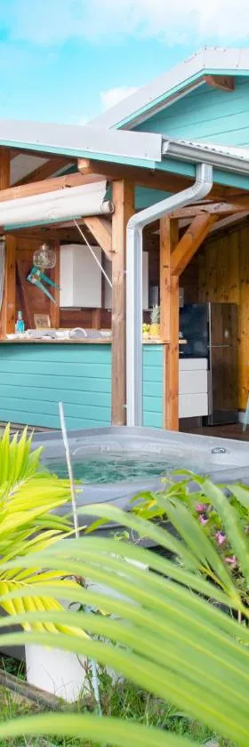 Bungalows Ti Lodge Martinique - près de la plage avec jacuzzi privé, Hotel in Sainte-Luce