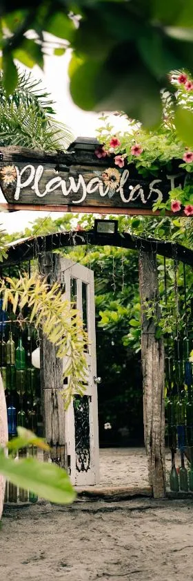 Playa las Flores, Hotel in Zambales