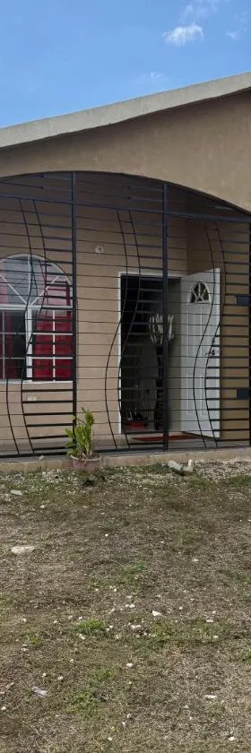 Finest Accommodation Phoenix Prk Village 1,Phase 4 lot 1347, 26 Sheawater Ave, Hotel in Portmore