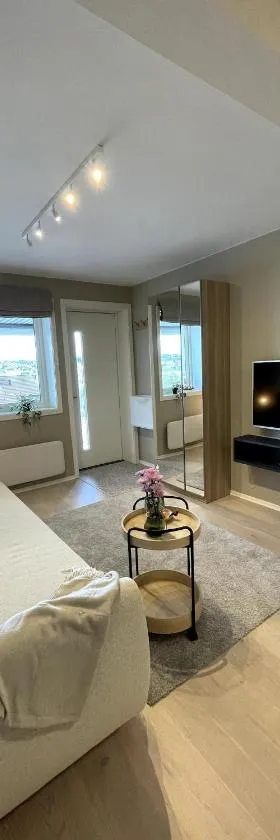 Modern studio apartment near cabelcar, sherpa stairs and the mountain, hotel en Tromsdalen