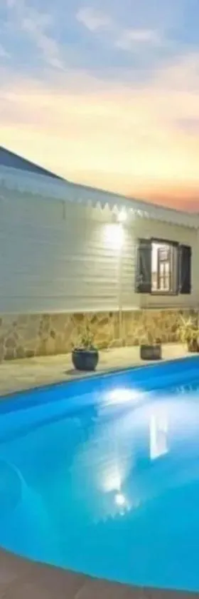 Villa spacieuse avec piscine à Saint-Pierre, Hotel in Saint-Pierre