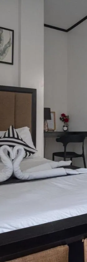 The Palms Resort & Bar, Hotel in San Narciso