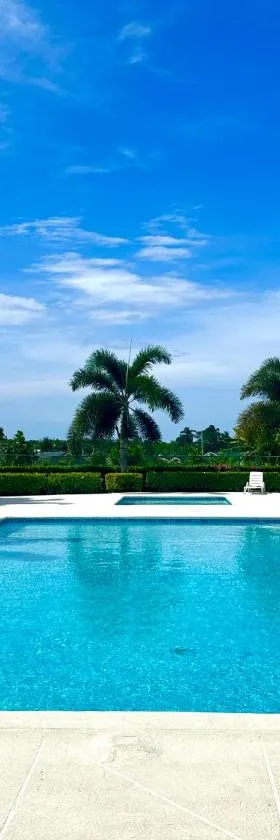 Dell's Exotic Haven, 2 bedrooms, 2 baths, pool, gym, Hotel in Mammee Bay