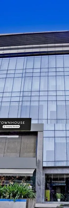 Super Townhouse PBG Mall Vashi, Hotel in Turambhe