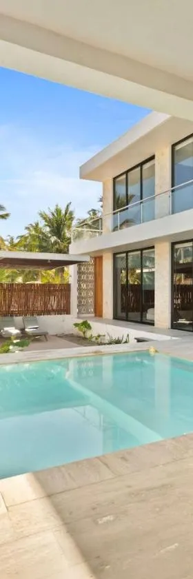 BEACHFRONT COCO Modern Designer House by PENINSULA STAYS, Hotel in San Crisanto