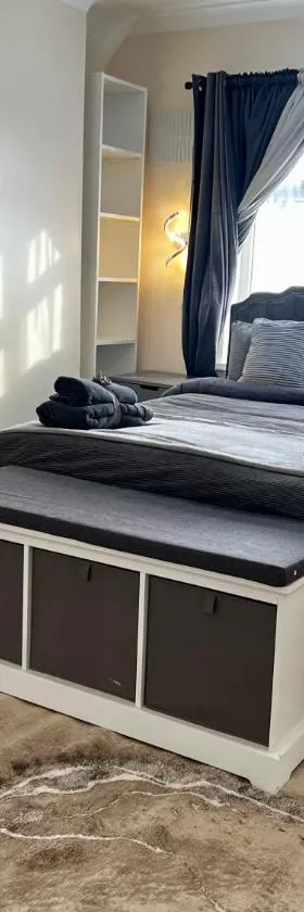 Luxurious Cozy London Holiday Home, Hotel in Cranford