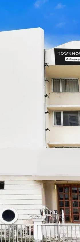 Super Townhouse Oak Vashi, Hotel in Turambhe