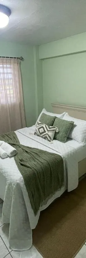 Modern North Side Hideaway with Aircon, Hotel in Dick Hill