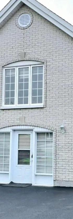 The Home Sweet Home 20 Mnt away From Airport, Hotel in Vaudreuil-Dorion
