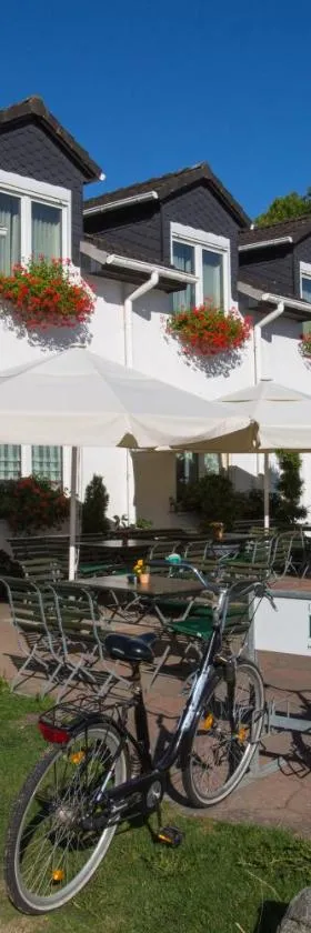 Das FRITZ Hotel Schwerin schöne Lage im Grünen mit regionaler Küche kostenfreien Parkplätzen und E Ladestation, Hotel in Schwerin