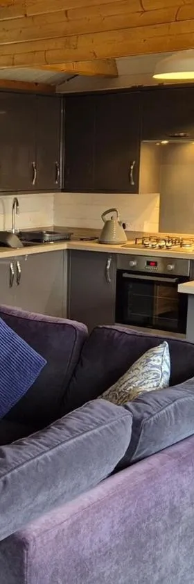 Chalet close to Heathrow T5, Windsor Castle, Legoland, Thorpe Park, with off road parking, free Wifi, private garden, spacious & fully equipped, cozy wood burner & comfy sofa, ideal for exploring London with trains to Waterloo, a beautiful unique retreat, Hotel in Colnbrook