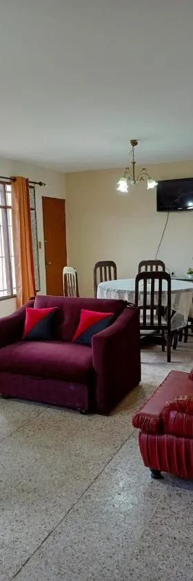 Acogedor departamento en casa zona estadio, Hotel in Cochabamba