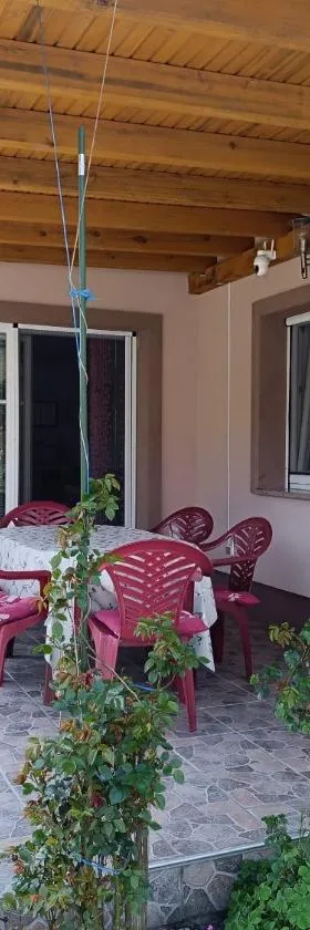Charming Riverside Retreat, Hotel in Smrdan