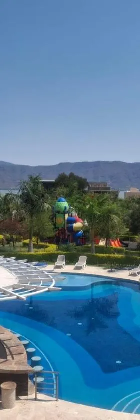 Hermosa Casa en Orilla del lago -Zona de villedos-, Hotel in San Cristóbal Zapotitlán