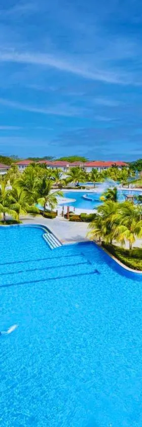 Aquamira Hotel & Resort, Hotel in Tanza