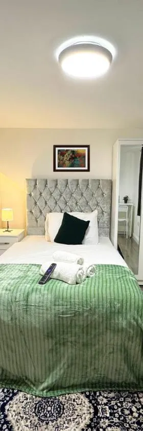 Heathrow Lodge BnB, Hotel in Harmondsworth