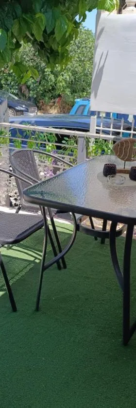 Georgias house 7 min from Athens airport, Hotel in Artemida