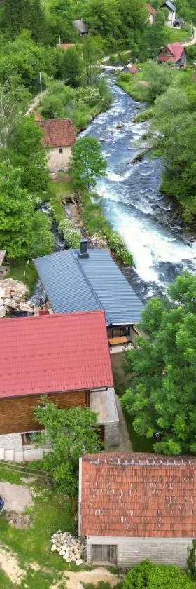 Domacinstvo na kraju svijeta, Hotel in Šipovo