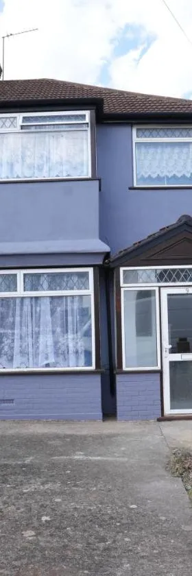 Westwick Gardens Retreat - 4 Bedroom House, Hotel in Hounslow