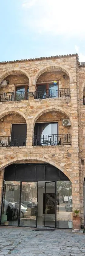 Stone Palace Hotel Near Athen's Airport Free Shuttle From and to Athen's Airport, Hotel in Spáta