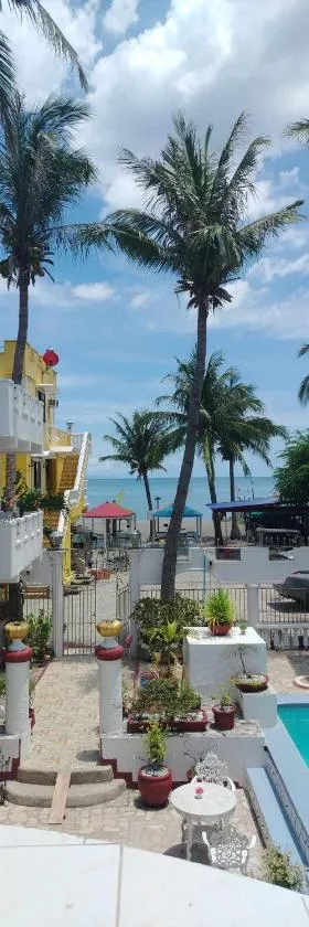White & Yellow Castle Hotel and Resort, Hotel in Balibago