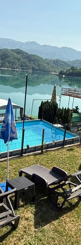 'Miris Ljeta' Cozy Lakefront Holiday Home, Hotel in Jablanica