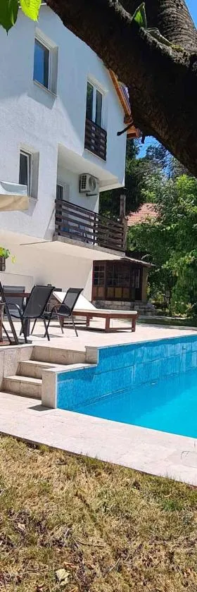 Private Villa with Swimming pool M&E, Hotel in Košelji