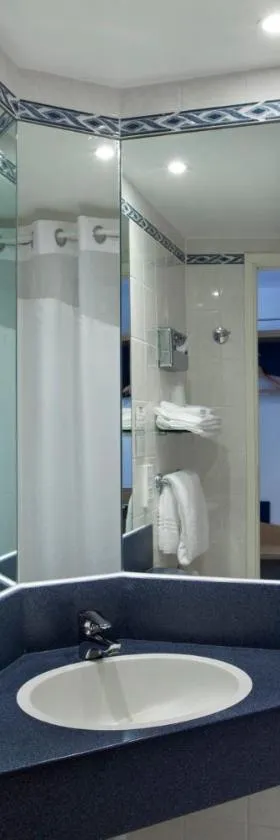 Holiday Inn Express Geneva Airport by IHG, Hotel in Genf