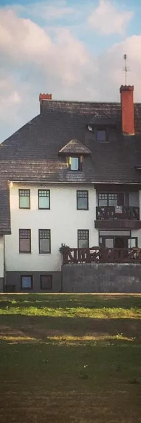 Rabbit Hotel, Hotel in Raiskums