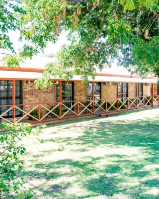 Clermont Country Motor Inn