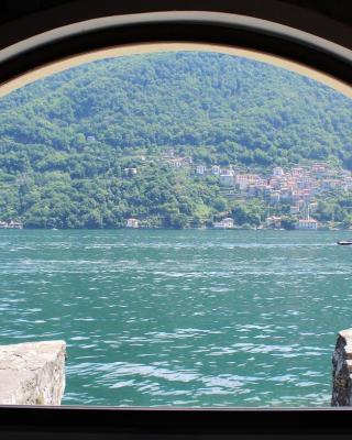 House on the lake shore of Laglio