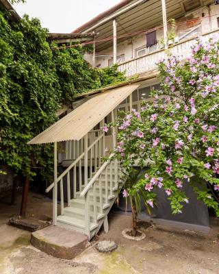 Apartment in Cozy Little Yard